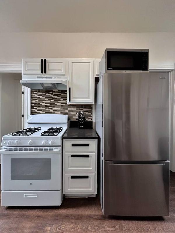 2 Bedrooms • Warm & Historic Stay • Free Parking - image 5
