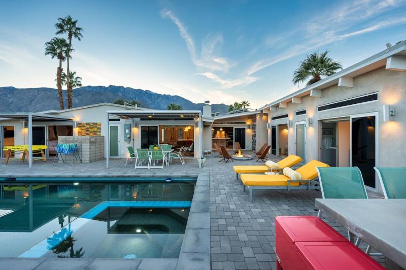 2590 N Avenida Caballeros Palm Springs CA 92262 - image 1