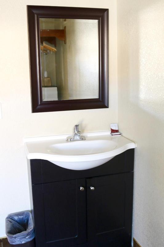 Basic Triple Room image 2