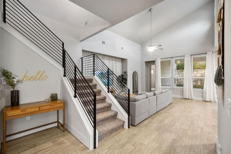 Modern and lux 4B House with Office 20 min to DT - image 1