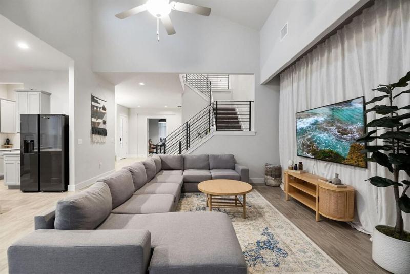 Modern and lux 4B House with Office 20 min to DT - image 33