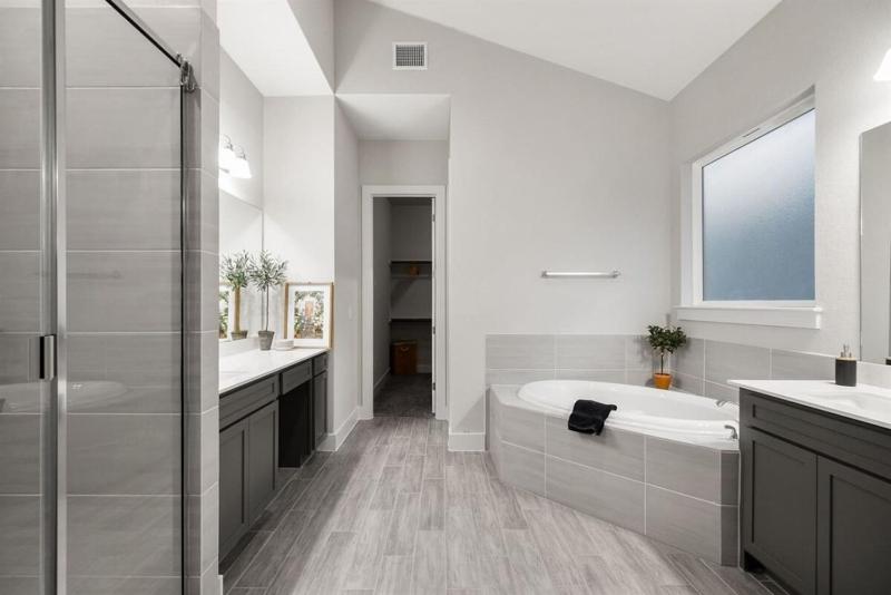 Modern and lux 4B House with Office 20 min to DT - image 20