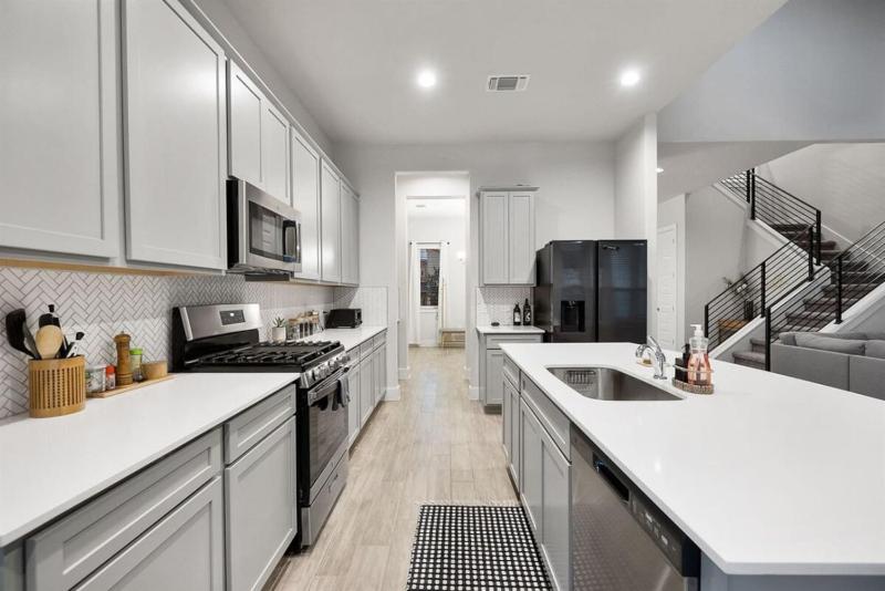 Modern and lux 4B House with Office 20 min to DT - image 15