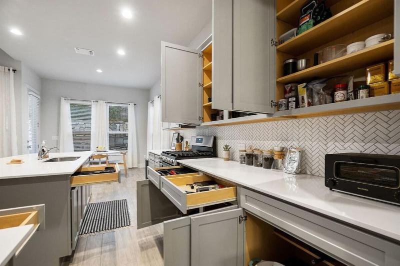 Modern and lux 4B House with Office 20 min to DT - image 31