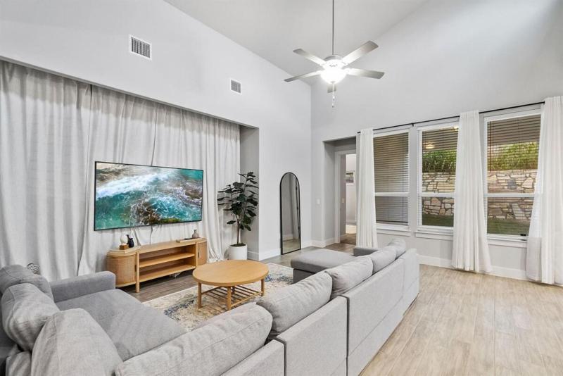 Modern and lux 4B House with Office 20 min to DT - image 8