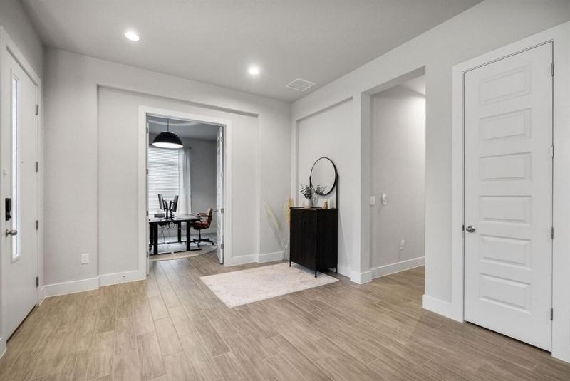 Modern and lux 4B House with Office 20 min to DT - image 36