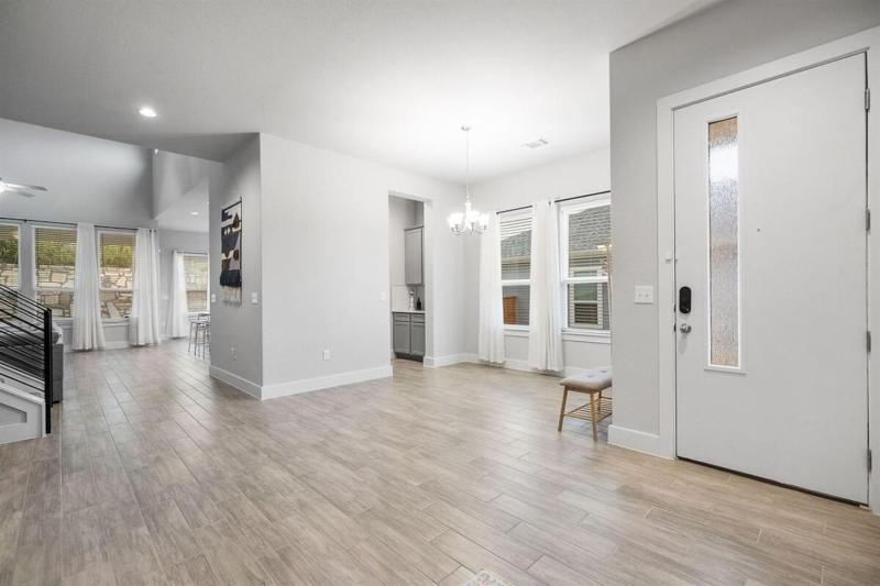 Modern and lux 4B House with Office 20 min to DT - image 45