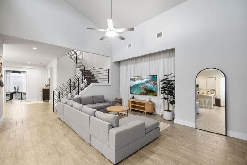 Modern and lux 4B House with Office 20 min to DT - image 22
