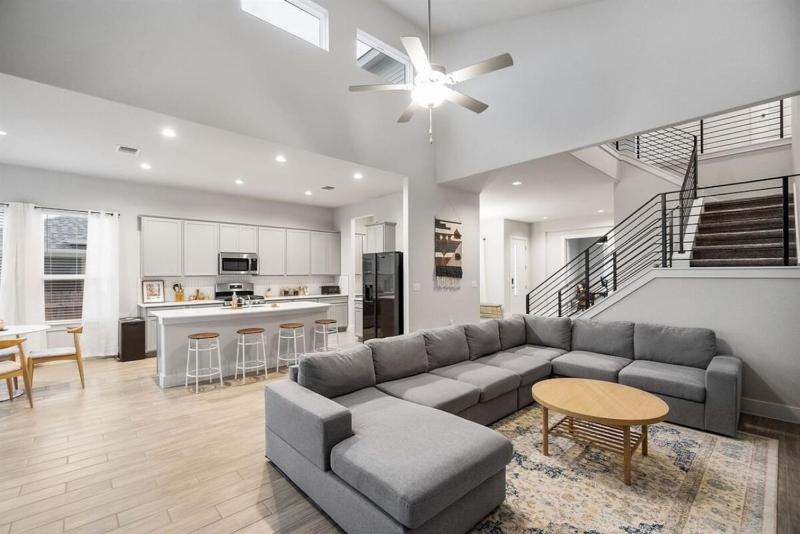 Modern and lux 4B House with Office 20 min to DT - image 14