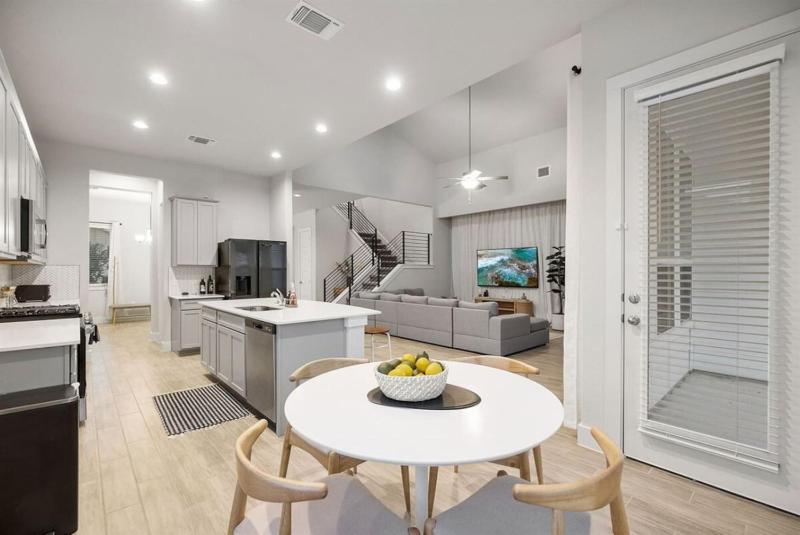 Modern and lux 4B House with Office 20 min to DT - image 38