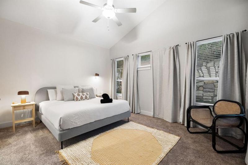 Modern and lux 4B House with Office 20 min to DT - image 9