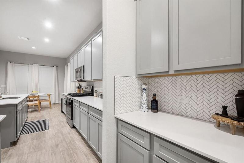 Modern and lux 4B House with Office 20 min to DT - image 7