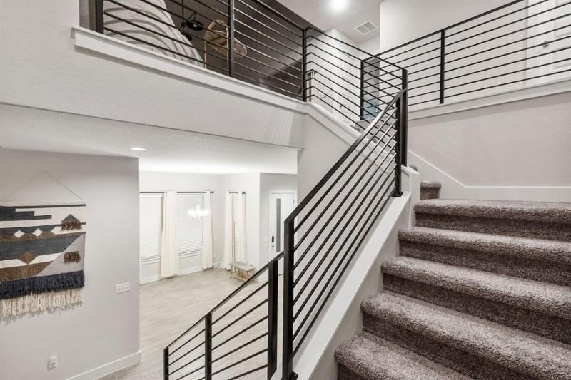 Modern and lux 4B House with Office 20 min to DT - image 19