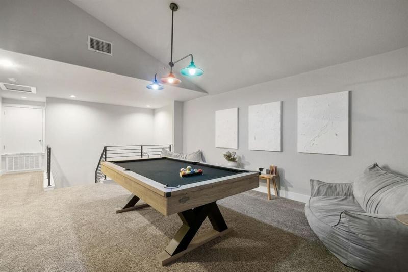 Modern and lux 4B House with Office 20 min to DT - image 32