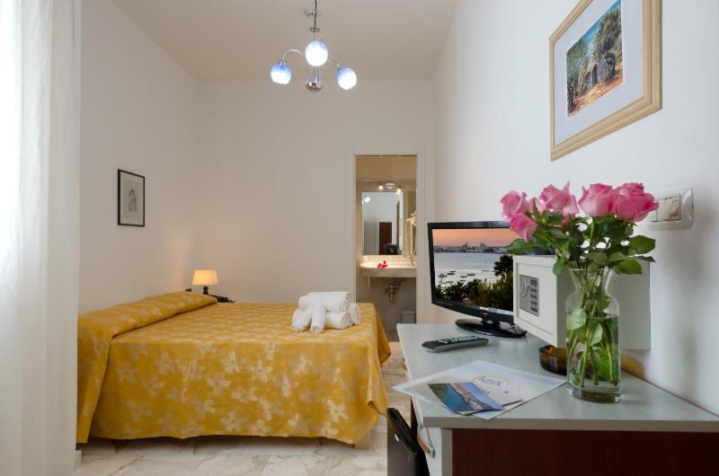 Double Room image 4