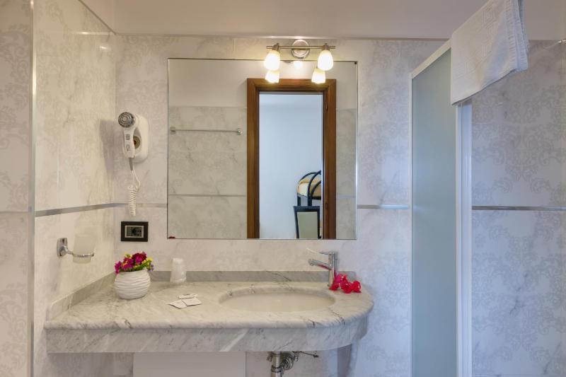 Double Room image 3