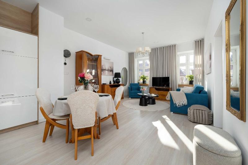 Stylish Apartment Located in the Old Town Close to Attractions by Noclegi Renters - image 14