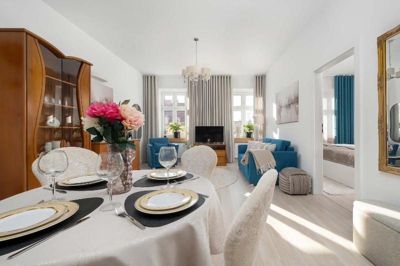Stylish Apartment Located in the Old Town Close to Attractions by Noclegi Renters - image 16