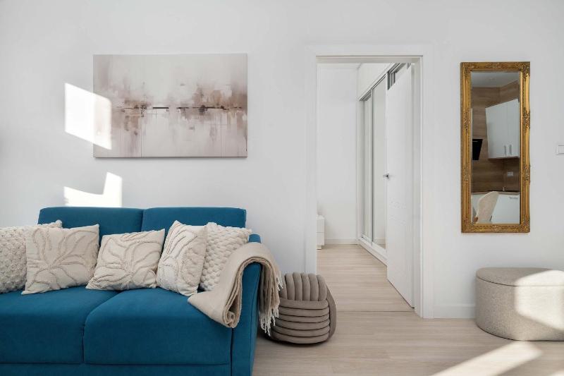 Stylish Apartment Located in the Old Town Close to Attractions by Noclegi Renters - image 8
