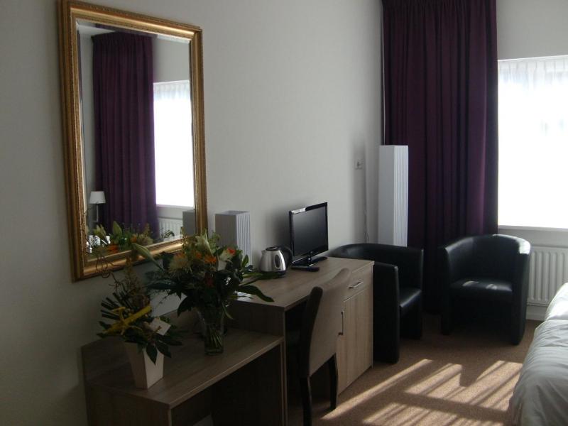 Comfort Twin Room with Bath image 2