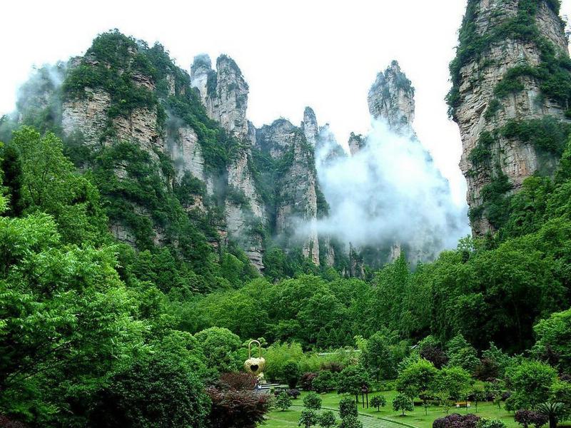 Zhangjiajie Riverside Leaves Inn一The city bus can go to the ticket office of the scenic spot - image 1