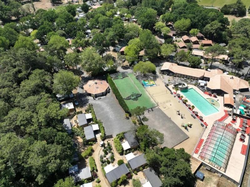 ZEcamping 4 familial piscine couverte chiens acceptés locatif TV 29m2 - image 34