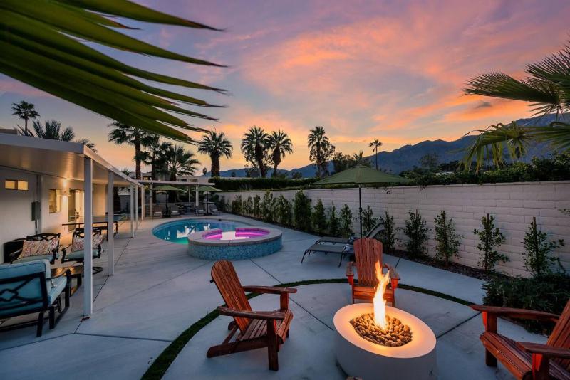 Little Palm Lookout With Stunning Mountain Views - image 1
