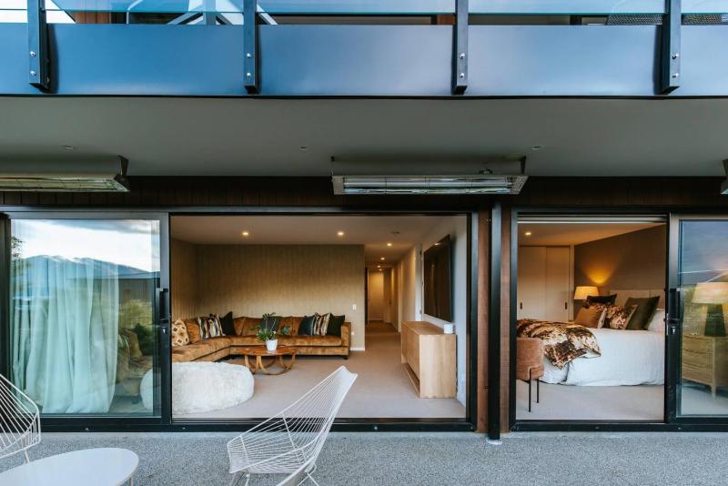 Korari House - Lake Views - Close to Town Centre - Sleeps 10 - image 2