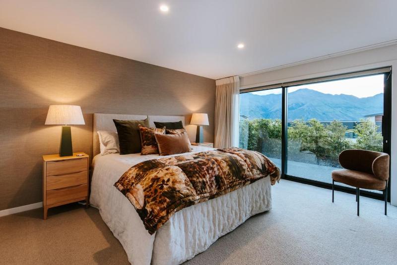 Korari House - Lake Views - Close to Town Centre - Sleeps 10 - image 25