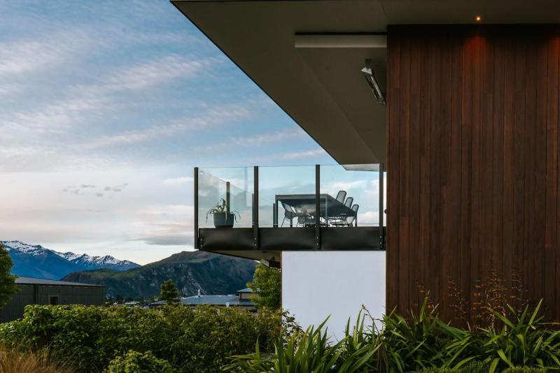 Korari House - Lake Views - Close to Town Centre - Sleeps 10 - image 9