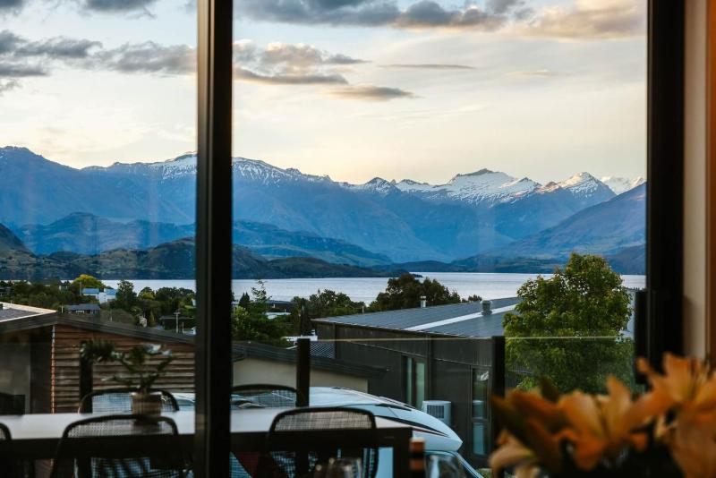 Korari House - Lake Views - Close to Town Centre - Sleeps 10 - image 23