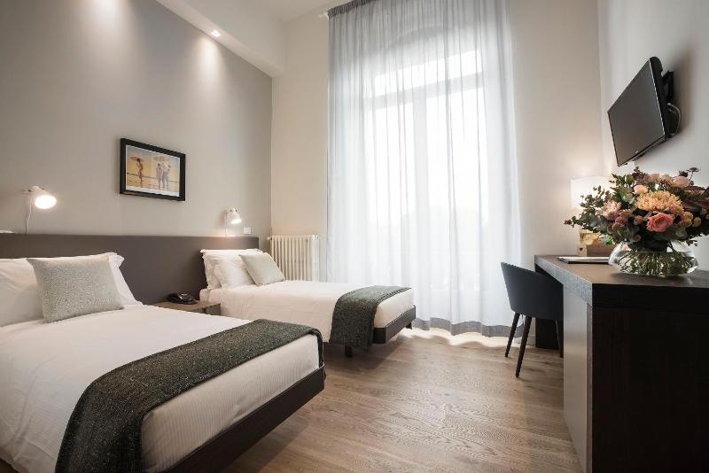 Twin Room image 2
