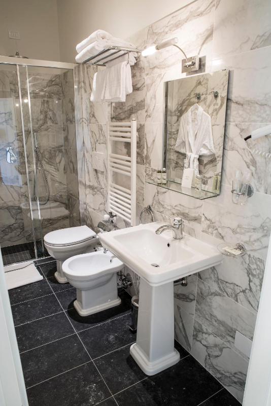 Twin Room image 3