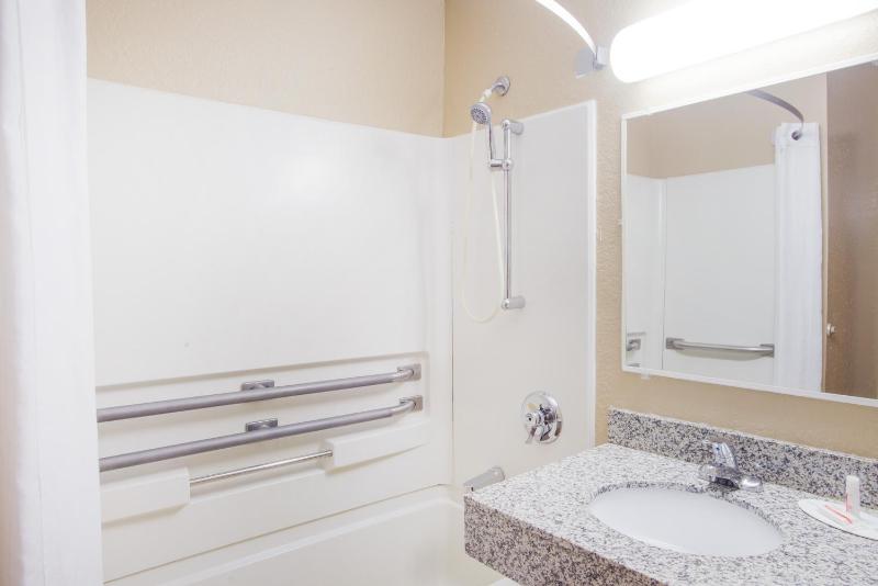 Queen Room with Bath Tub - Mobility/Hearing Accessible - Non-Smoking image 2
