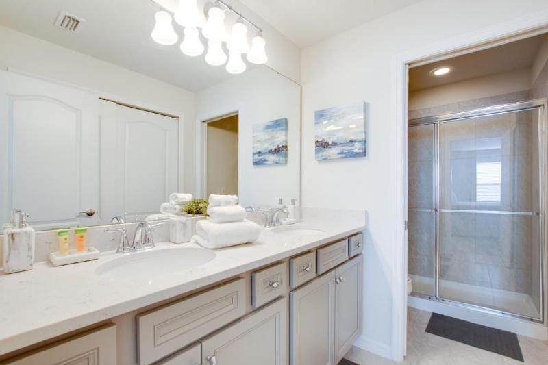 Beautiful 5 Bed Pool Home At Resort- No Resort Fee townhouse - image 26