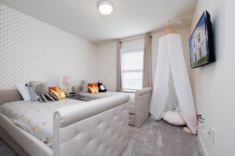 Beautiful 5 Bed Pool Home At Resort- No Resort Fee townhouse - image 7