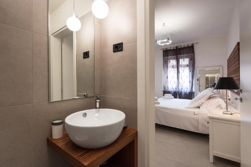 Superior One-Bedroom Apartment image 4