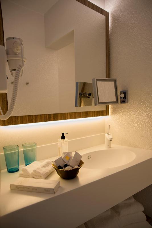 Deluxe Double Room image 2