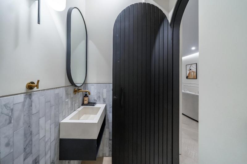 Chandler Berawa - Bright & Stylish 2BR Getaway near Berawa Beach - image 20