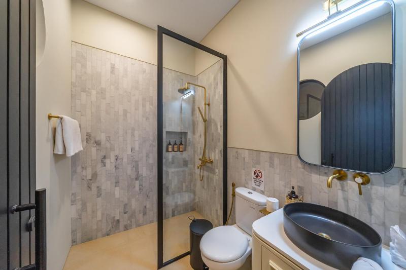 Chandler Berawa - Bright & Stylish 2BR Getaway near Berawa Beach - image 12