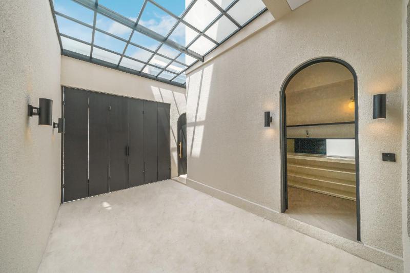 Chandler Berawa - Bright & Stylish 2BR Getaway near Berawa Beach - image 8