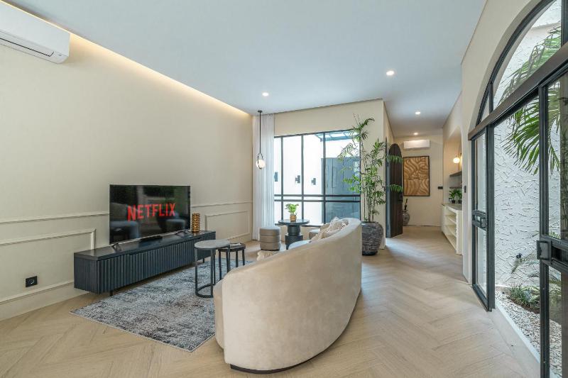 Chandler Berawa - Bright & Stylish 2BR Getaway near Berawa Beach - image 36