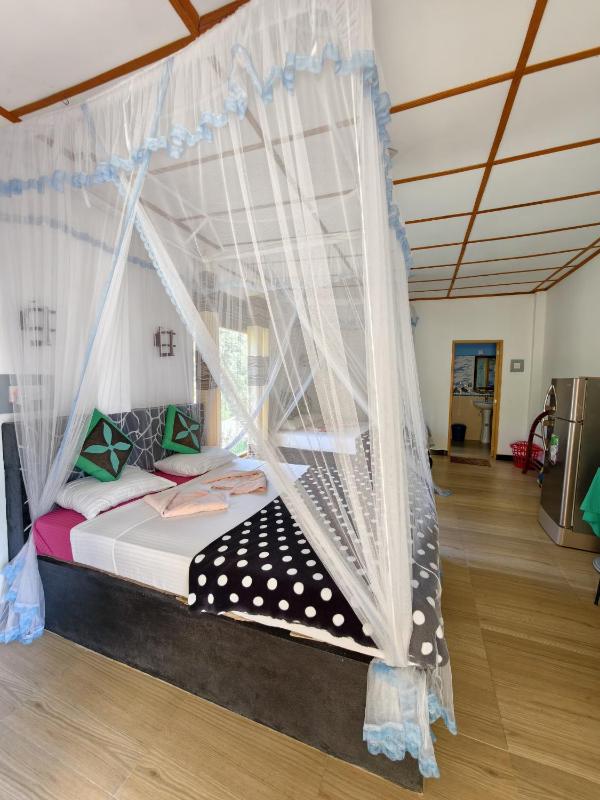 ELLA FREEDOM STAR COTTAGE - image 21