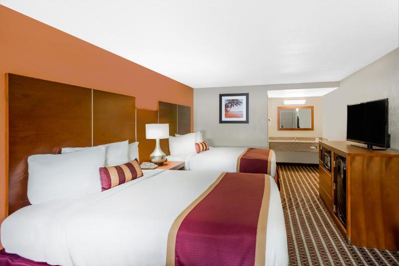 Queen Room with Two Queen Beds - Non-Smoking image 3