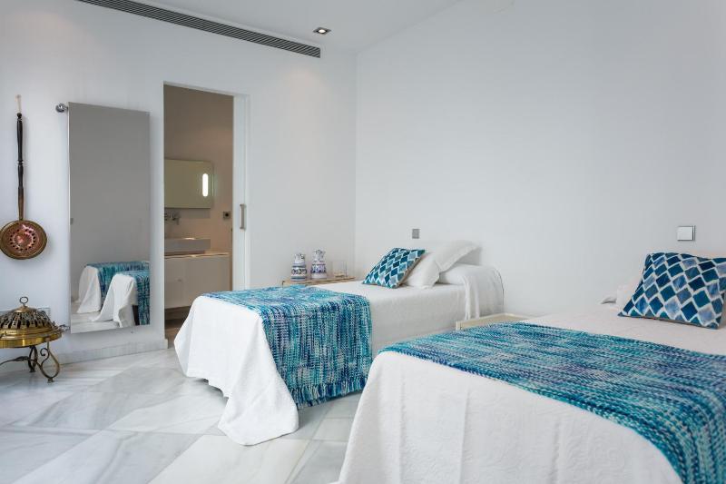 Puerta del Leon by Home at Homes - image 2