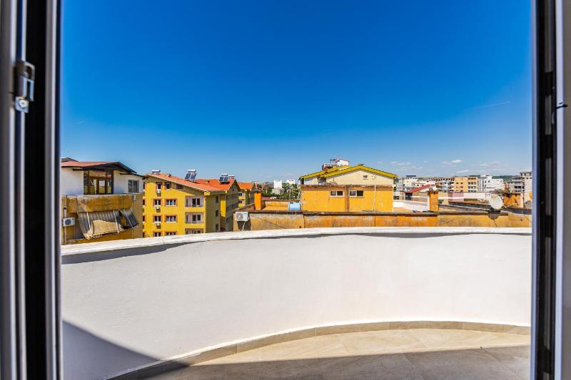 Rooftop Apartment with Private Pool by PikHost - image 12