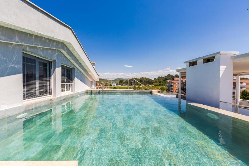Rooftop Apartment with Private Pool by PikHost - image 3