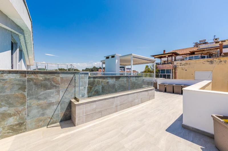 Rooftop Apartment with Private Pool by PikHost - image 5