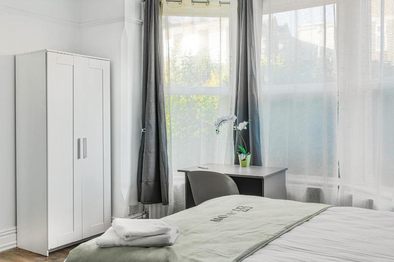 Notthingham Park Avenue Elegant Mapperley Park Residence - image 4