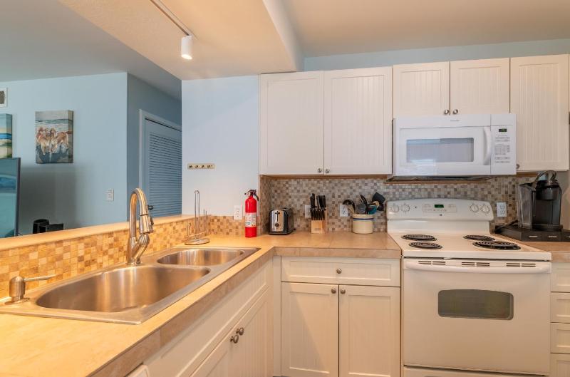 Four Sons of a Beach - KDH Scrimshaw Oceanfront Condo Ocean View Cargo Lift Flex Stays - image 22